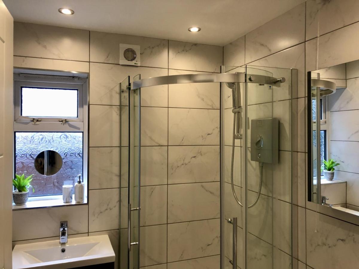 Executive Or Large Family 5-bed House - Hosted By Hutch Lifestyle Holiday home Coventry